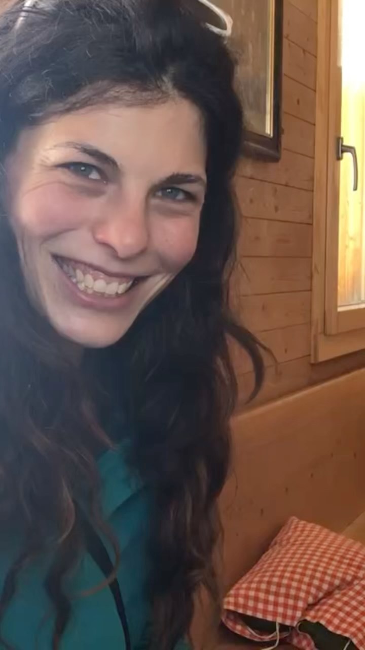 https://d2zmqyh8caa94h.cloudfront.net/creator_social_media_contents/instagram/reels/CehrJX1lYAE/CehrJX1lYAE.mp4