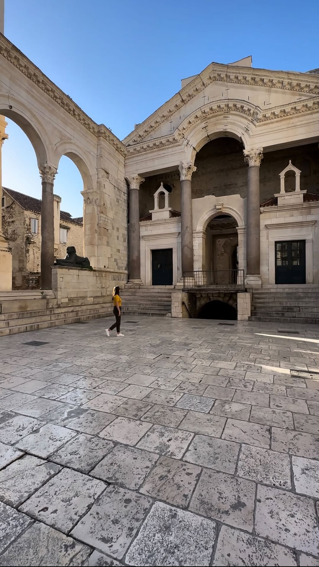 https://d2zmqyh8caa94h.cloudfront.net/creator_social_media_contents/instagram/reels/CzZLtJDo32B/CzZLtJDo32B.mp4
