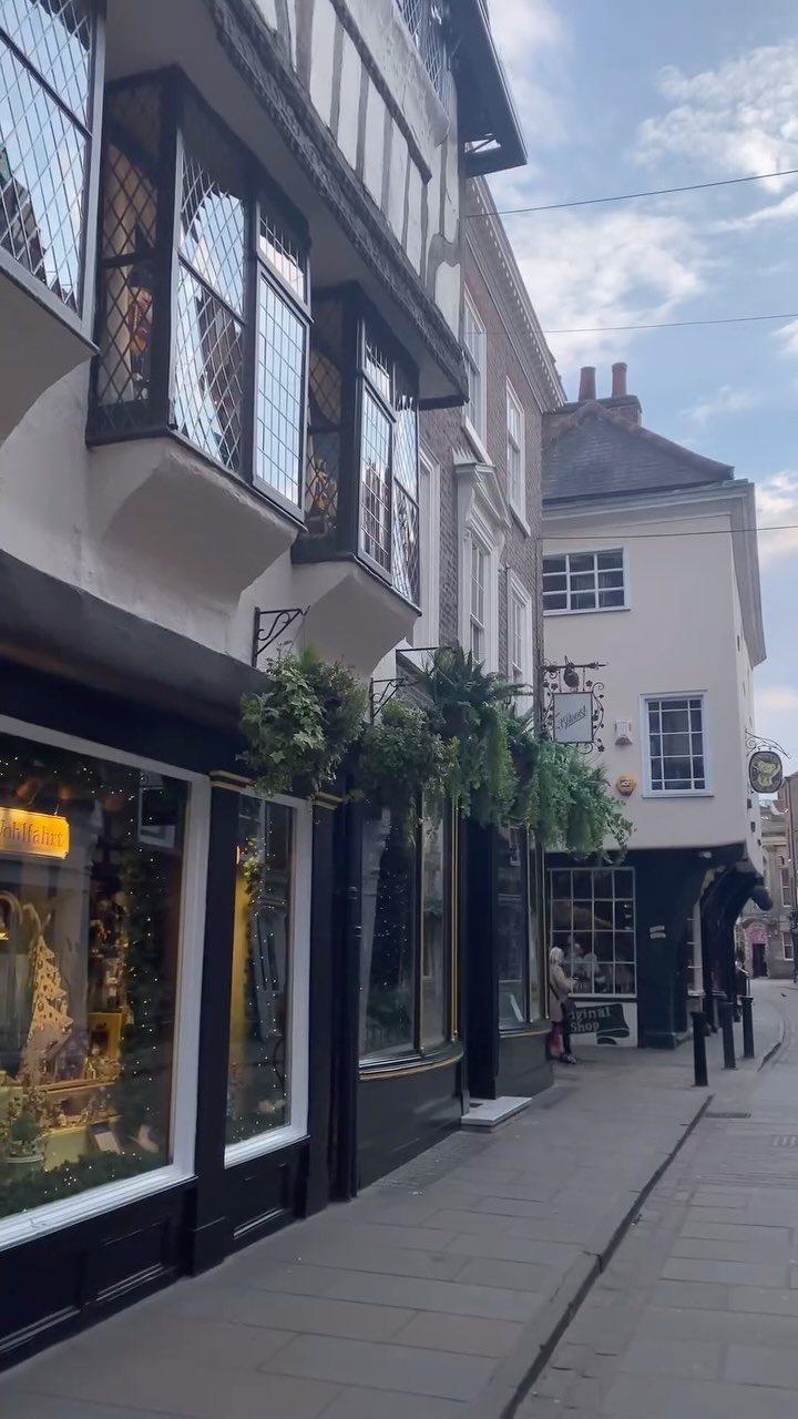 https://d2zmqyh8caa94h.cloudfront.net/creator_social_media_contents/instagram/reels/DGgOmefuk0O/DGgOmefuk0O.mp4