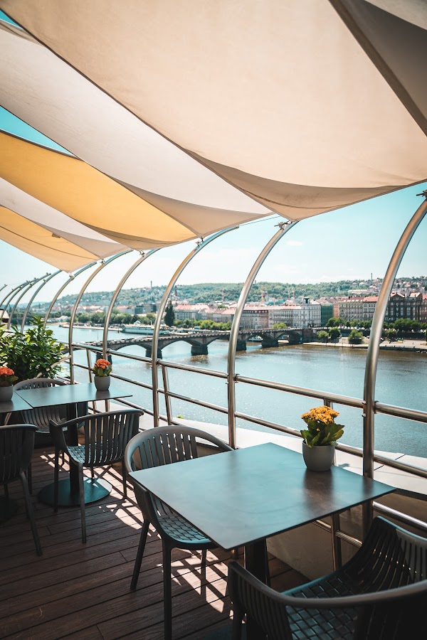 Tančící dům - Ginger & Fred Restaurant 1