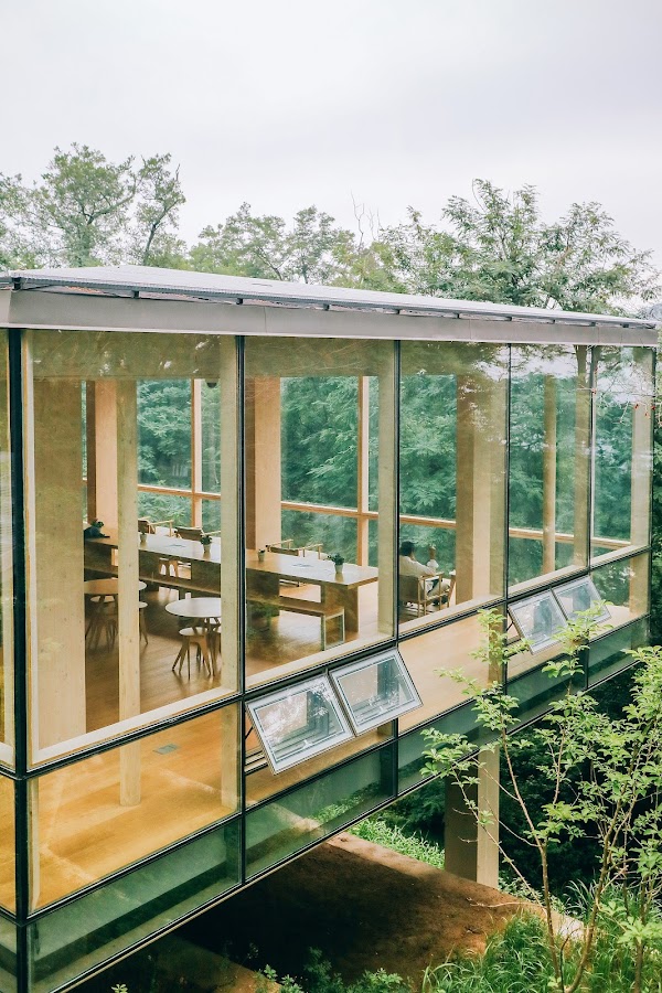 Inwangsan Shelter in the woods