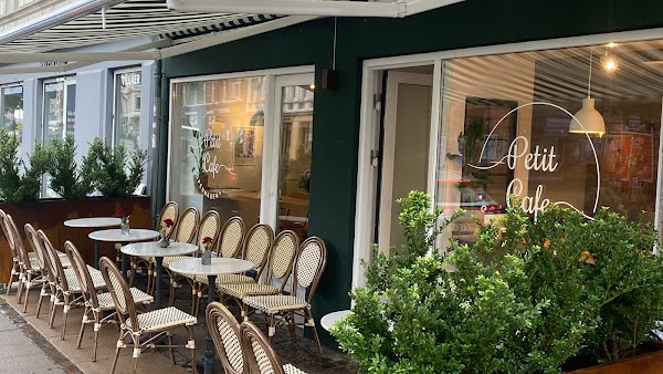 Petit Cafe 1
