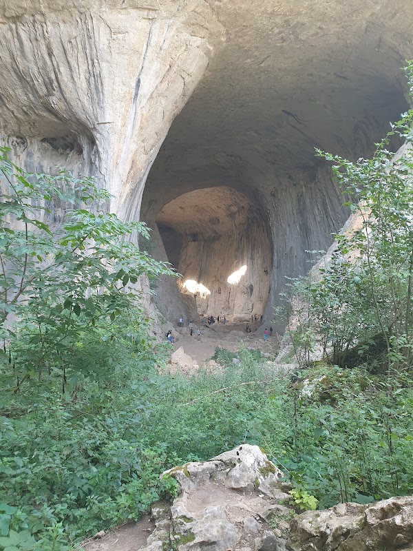 Prohodna Cave