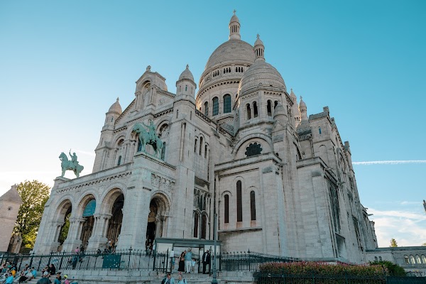 Square Louise Michel 4