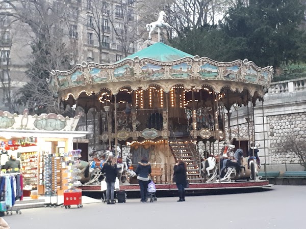 Square Louise Michel 3