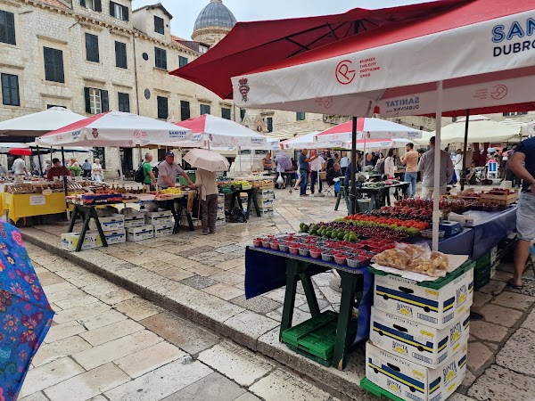 Gunduliceva Poljana Market 1