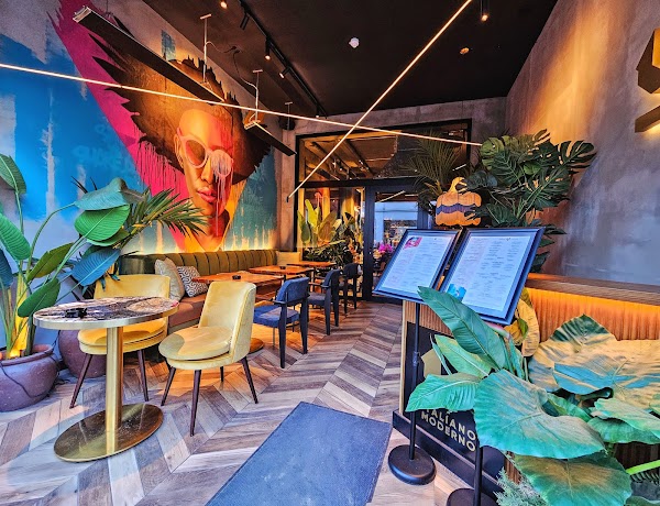 V modern Italian Antwerp fashion 2