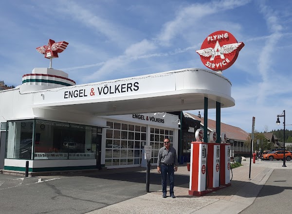 Historic Downtown Truckee & Visitor Center 2