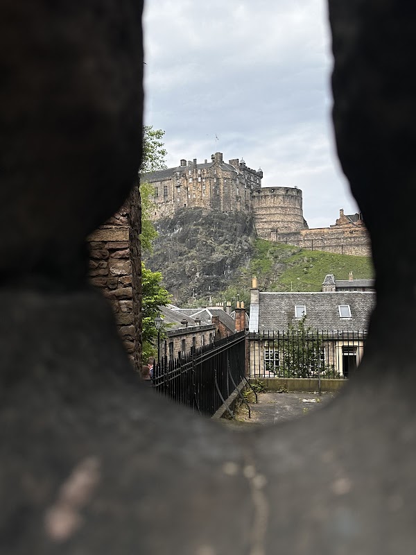 The Vennel Viewpoint Edinburgh Castle 4