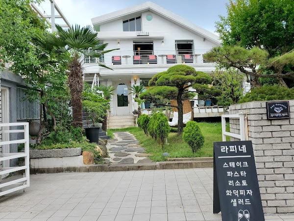 Dongmyeong-dong Café Street 3