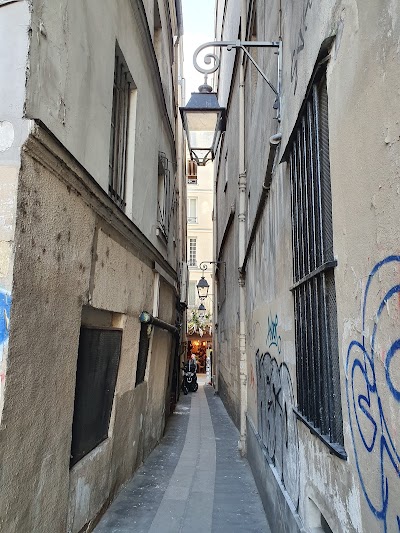 Narrowest street in Paris