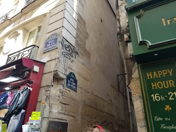 Narrowest street in Paris 4
