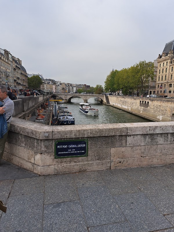 Narrowest street in Paris 3