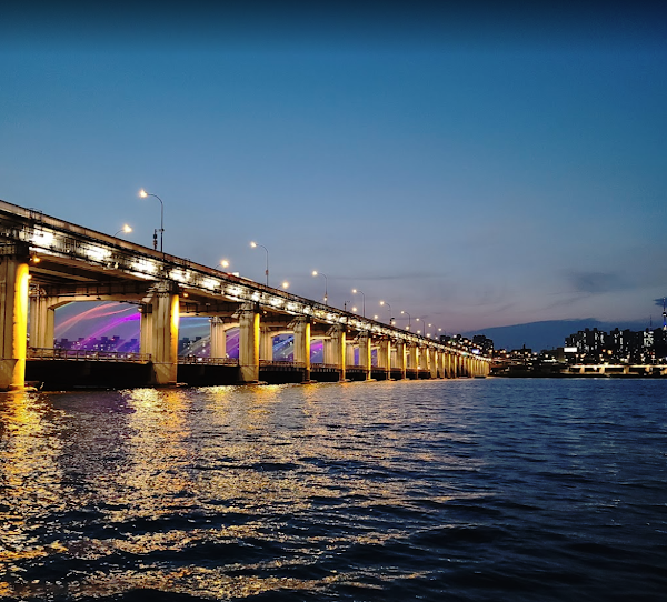 Banpo Bridge Moonlight Rainbow Fountain