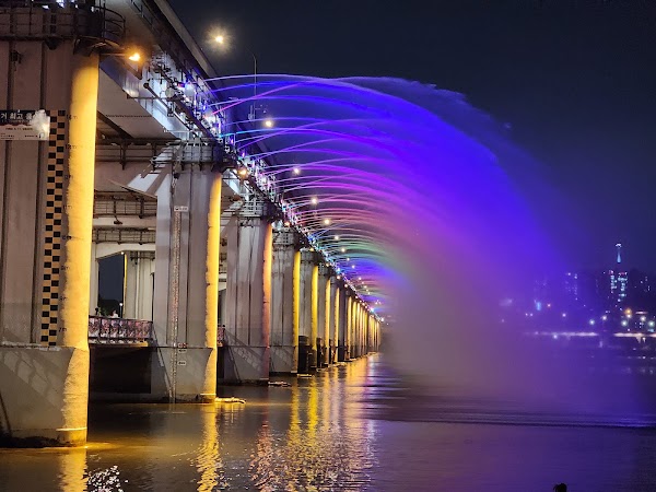 Banpo Bridge Moonlight Rainbow Fountain 5