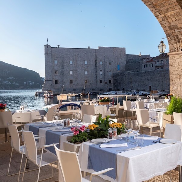 Gradska kavana Arsenal Restaurant 1