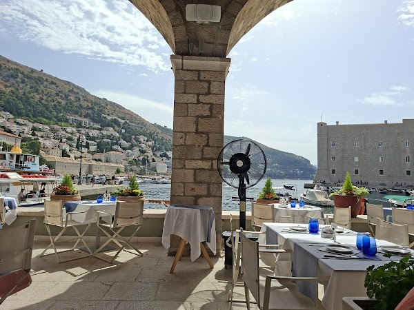 Gradska kavana Arsenal Restaurant 6