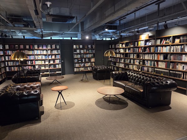 Cafe Comma & Yann Couvreur