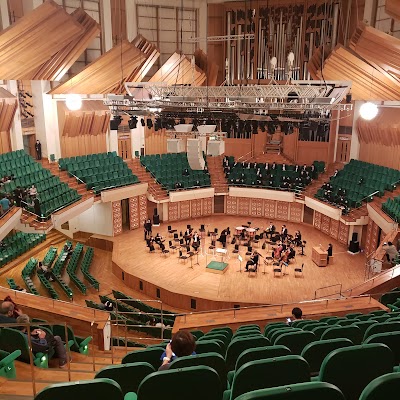 Hong Kong Skyline Splendor: A Visual Symphony of Cityscapes