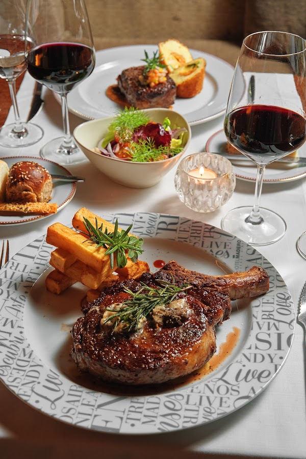 Rëd Restó & Lounge 5