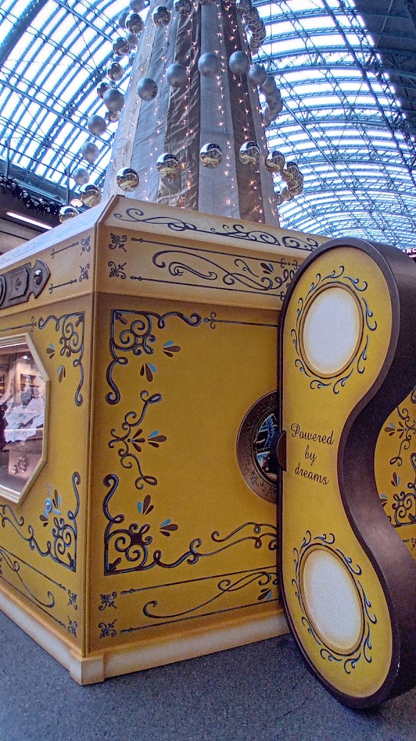 St. Pancras International Christmas Tree 2