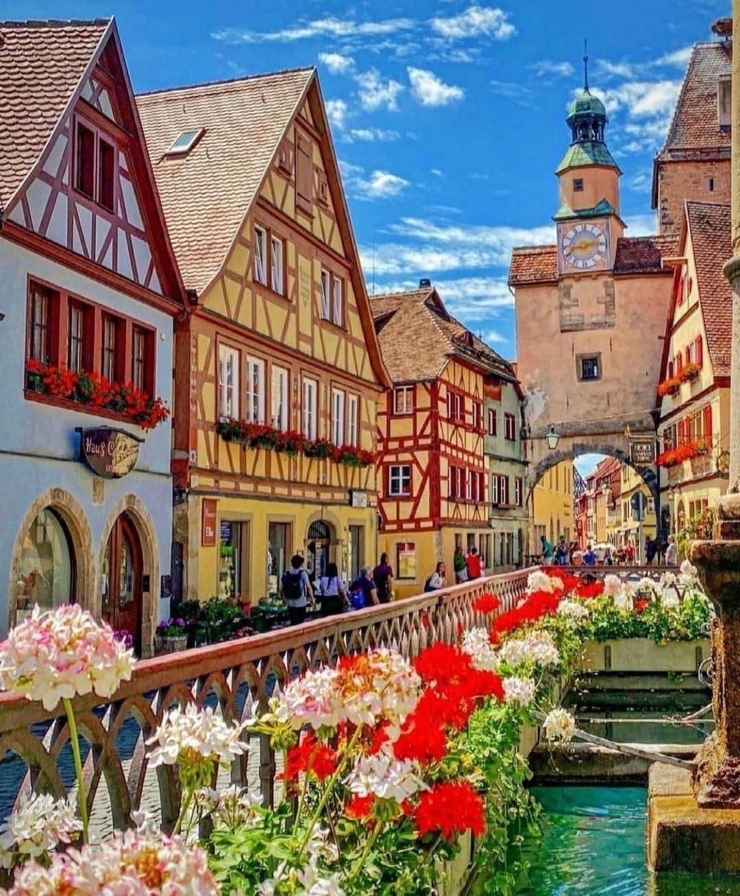 Europe Travel Guide 🇪🇺 Hotels | Attractions | Tips, Town Hall