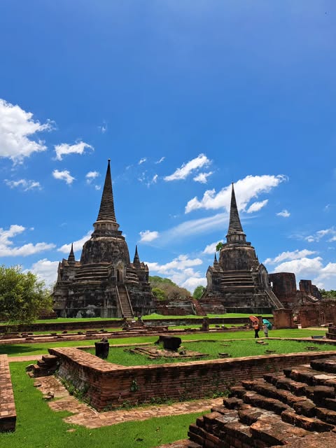 Robbie Travels, Wat Maha That