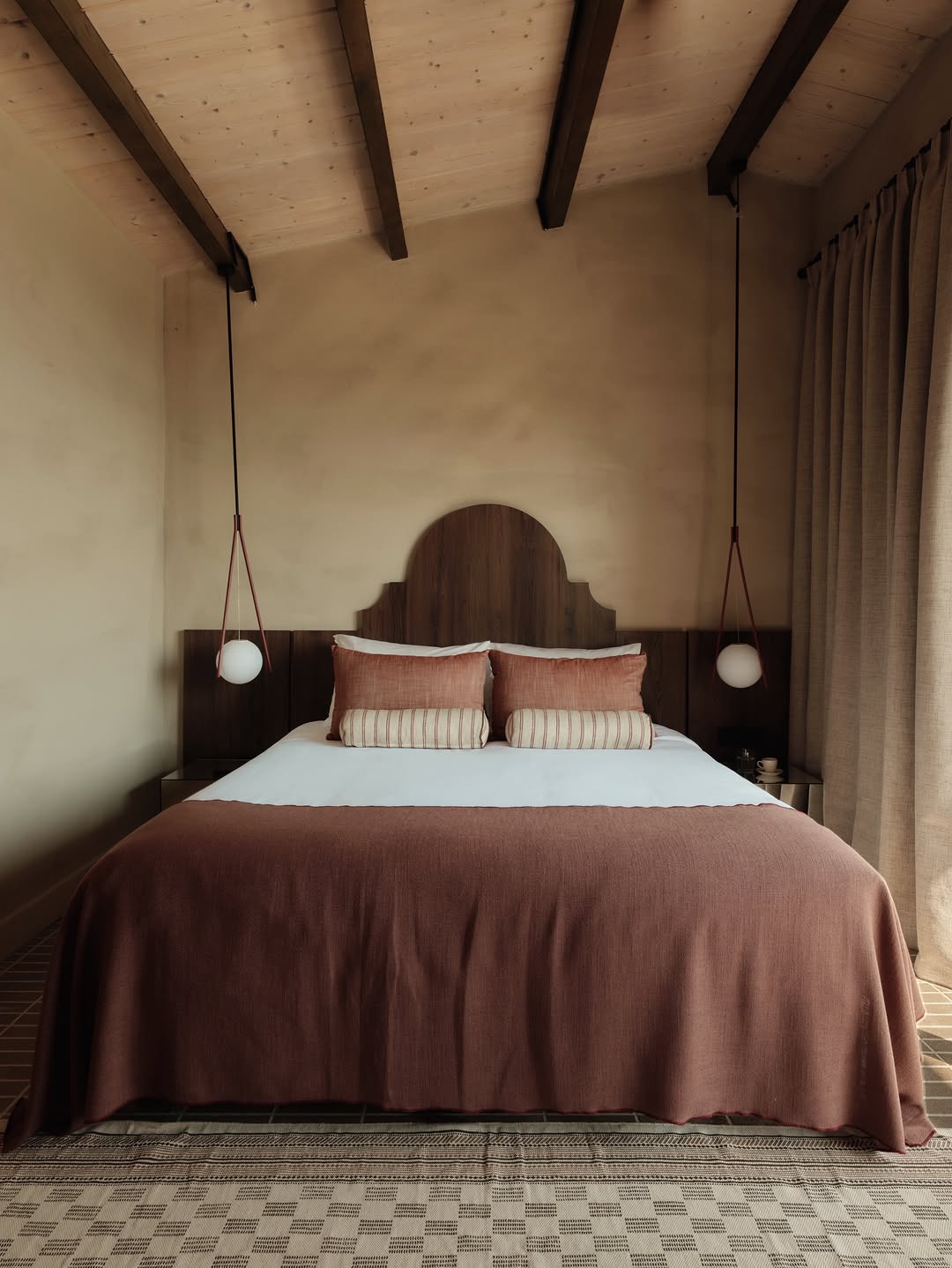 LIM Hotels, Paxi