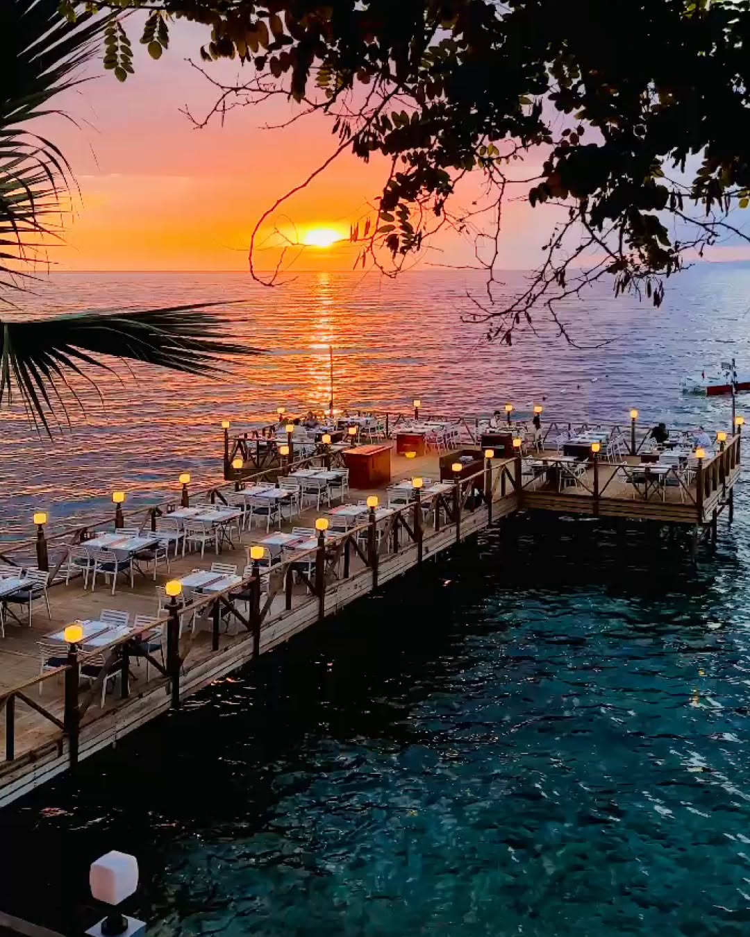 Charides Seafood, Charisma De Luxe Hotel