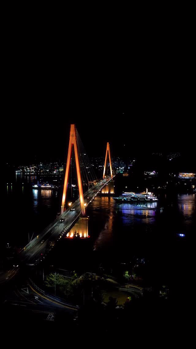 Karen Lee | Travel Creator | USA, Dolsan Bridge
