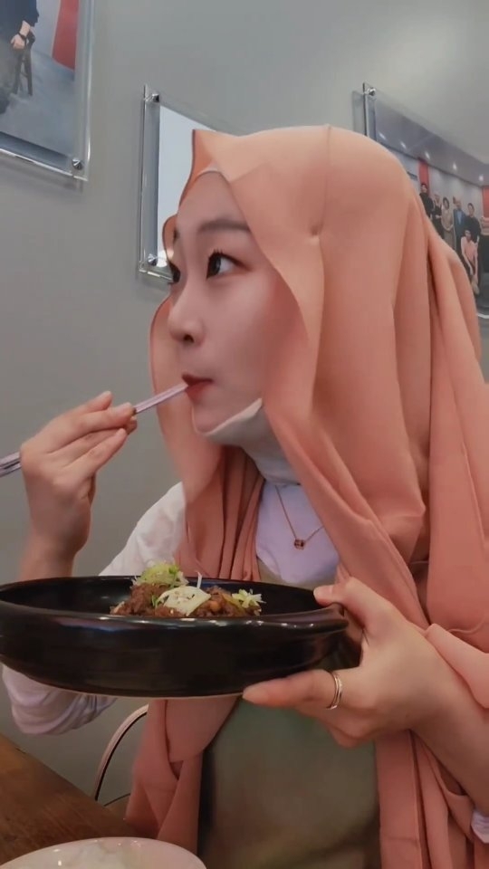 Bora Song 송보라, EID Halal Korean Food (حلا)