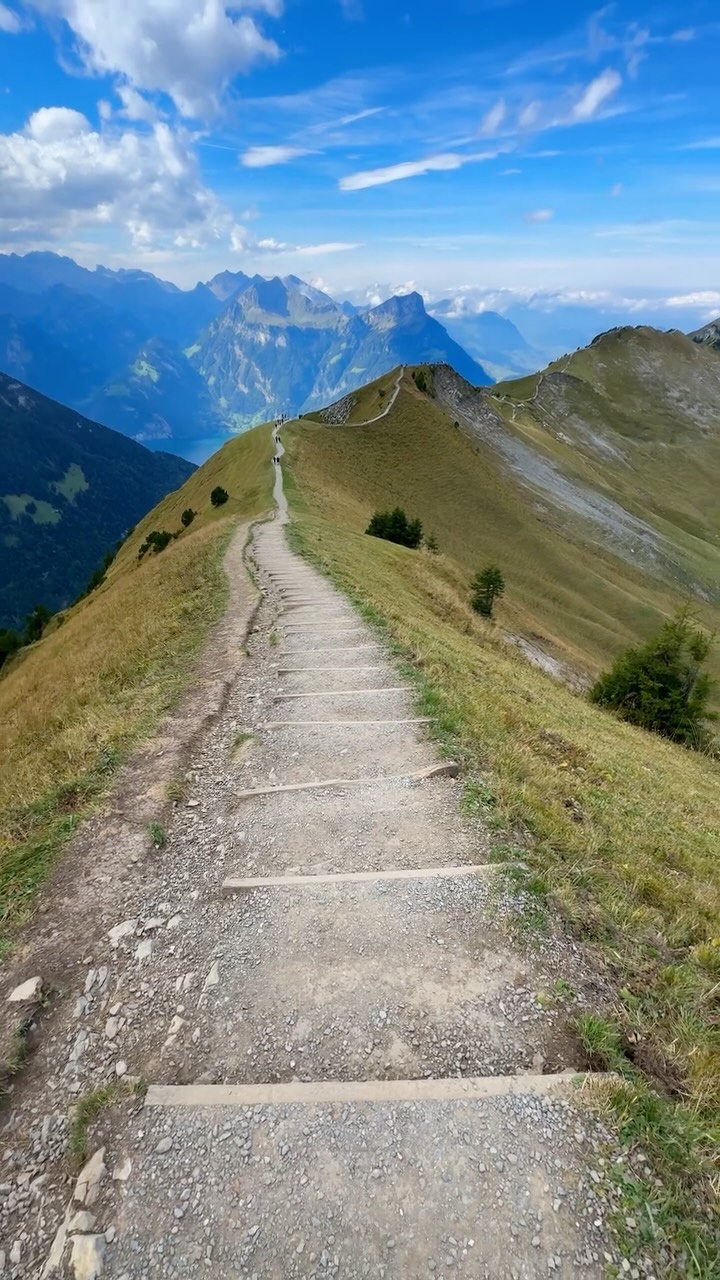 Isabella Sommer | Solo Travel, Fronalpstock Hotel | Restaurant