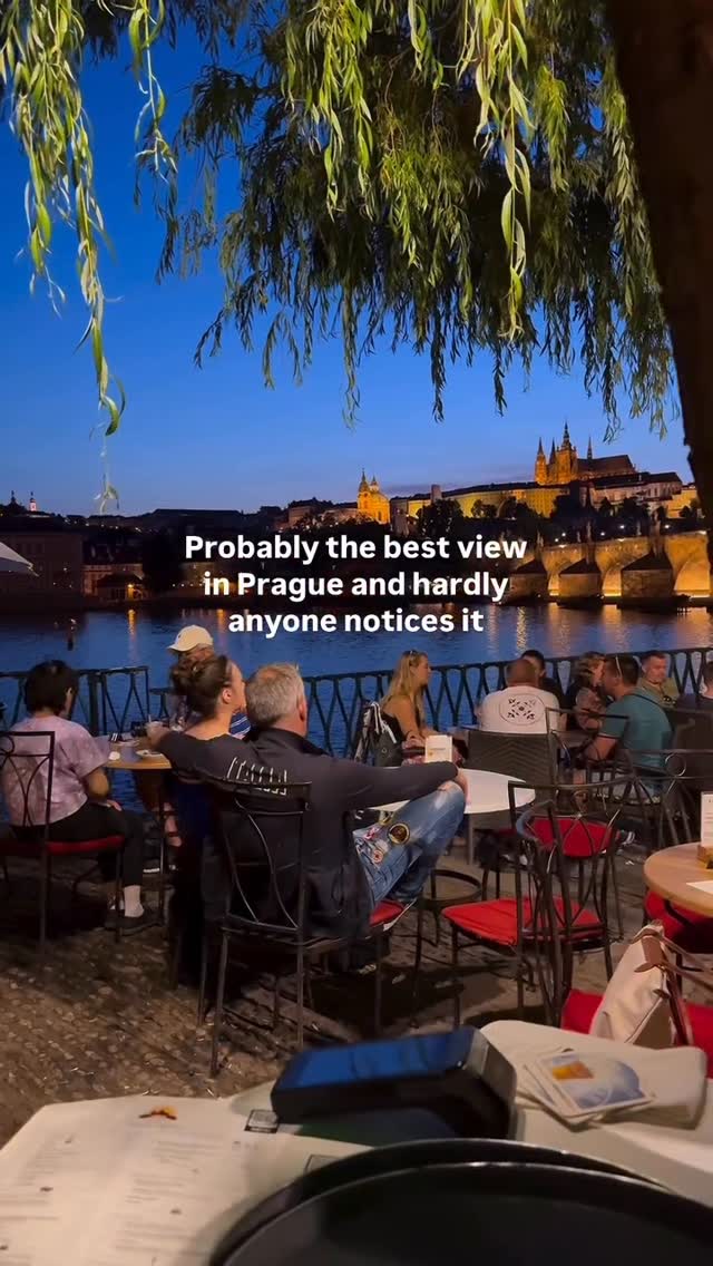 🙋🏻‍♀️Maira | UGC | 🌍 Prague, Food & Travels, Charles Bridge