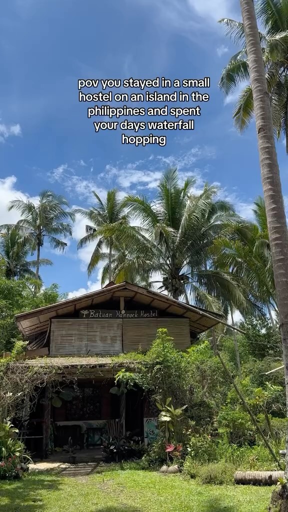 Issy McDermott ✈️ Solo Female Travel, Chocolate Hills