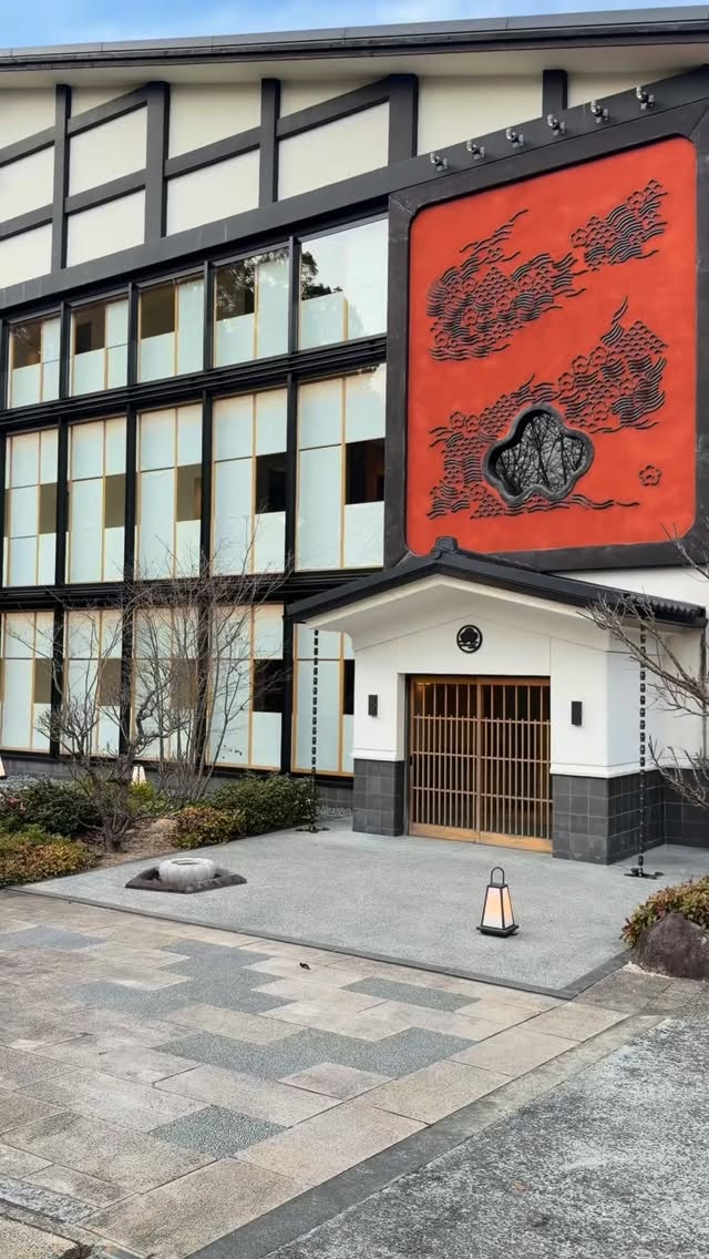 Charlie Ella, Hakata Station