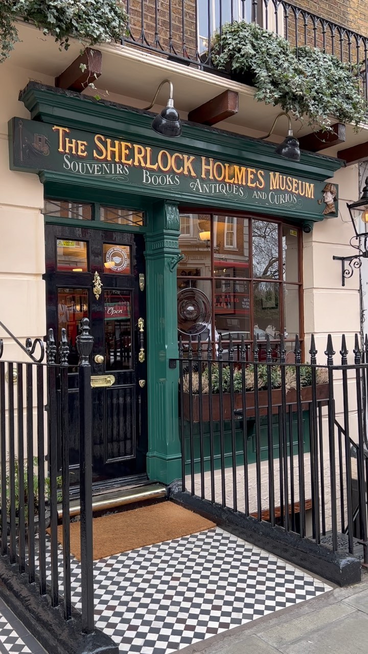 A Lady in London, Sherlock Holmes Statue