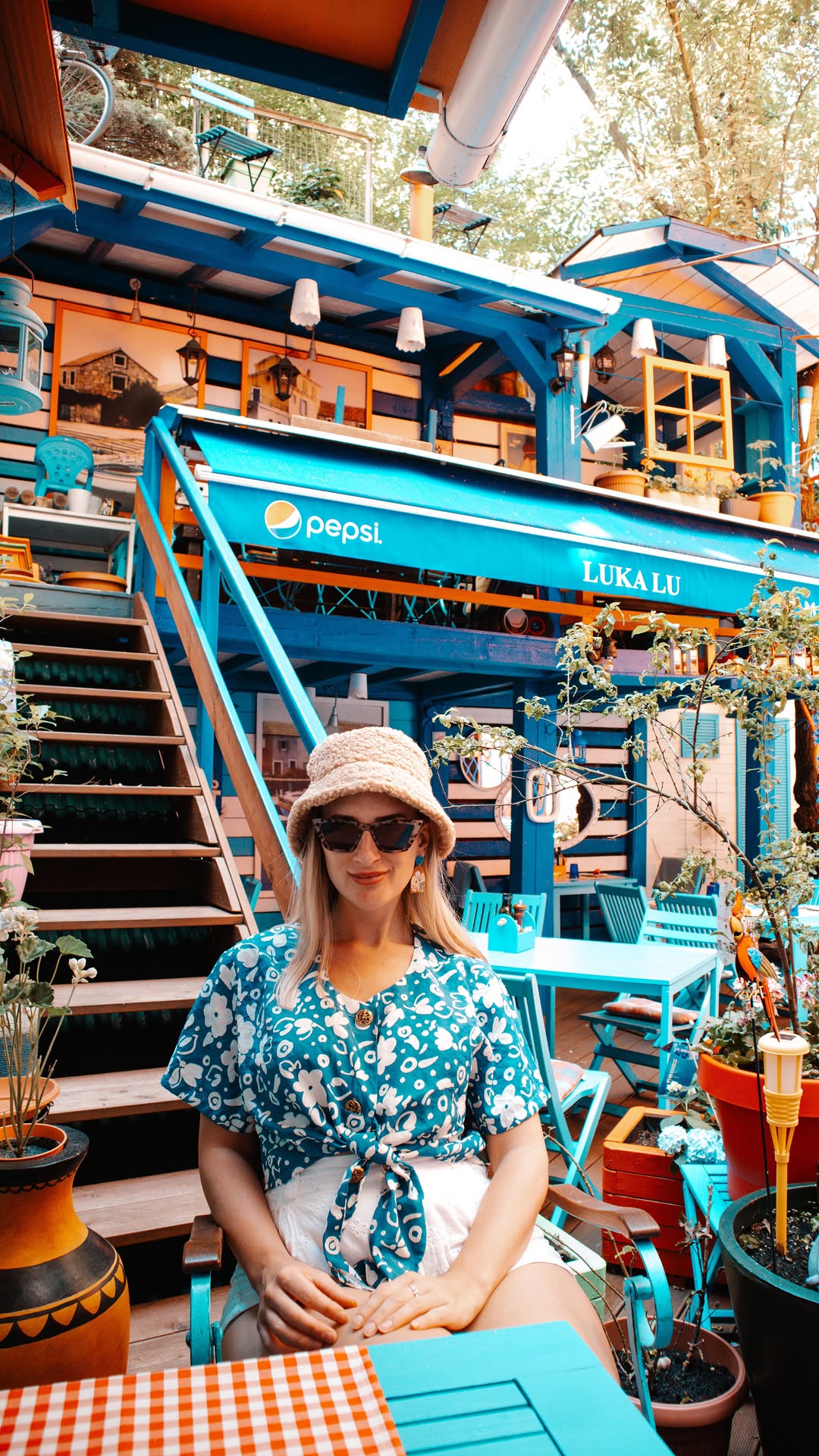 Rachel Holliday 🦋 Solo travel & outdoor adventure, Charles Bridge