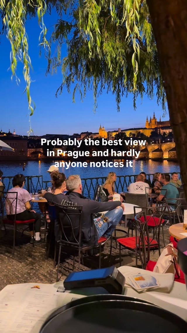 🙋🏻‍♀️Maira | UGC | 🌍 Prague, Food & Travels, Charles Bridge