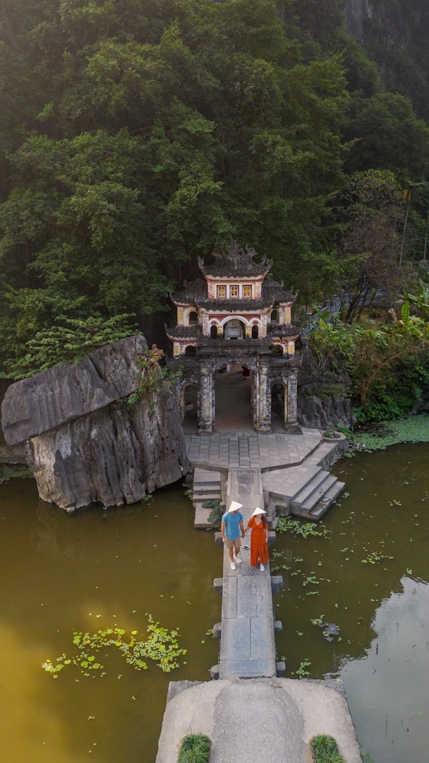 Dan & Alex Spieler | Travel Couple | Miami, Bich Dong Pagoda