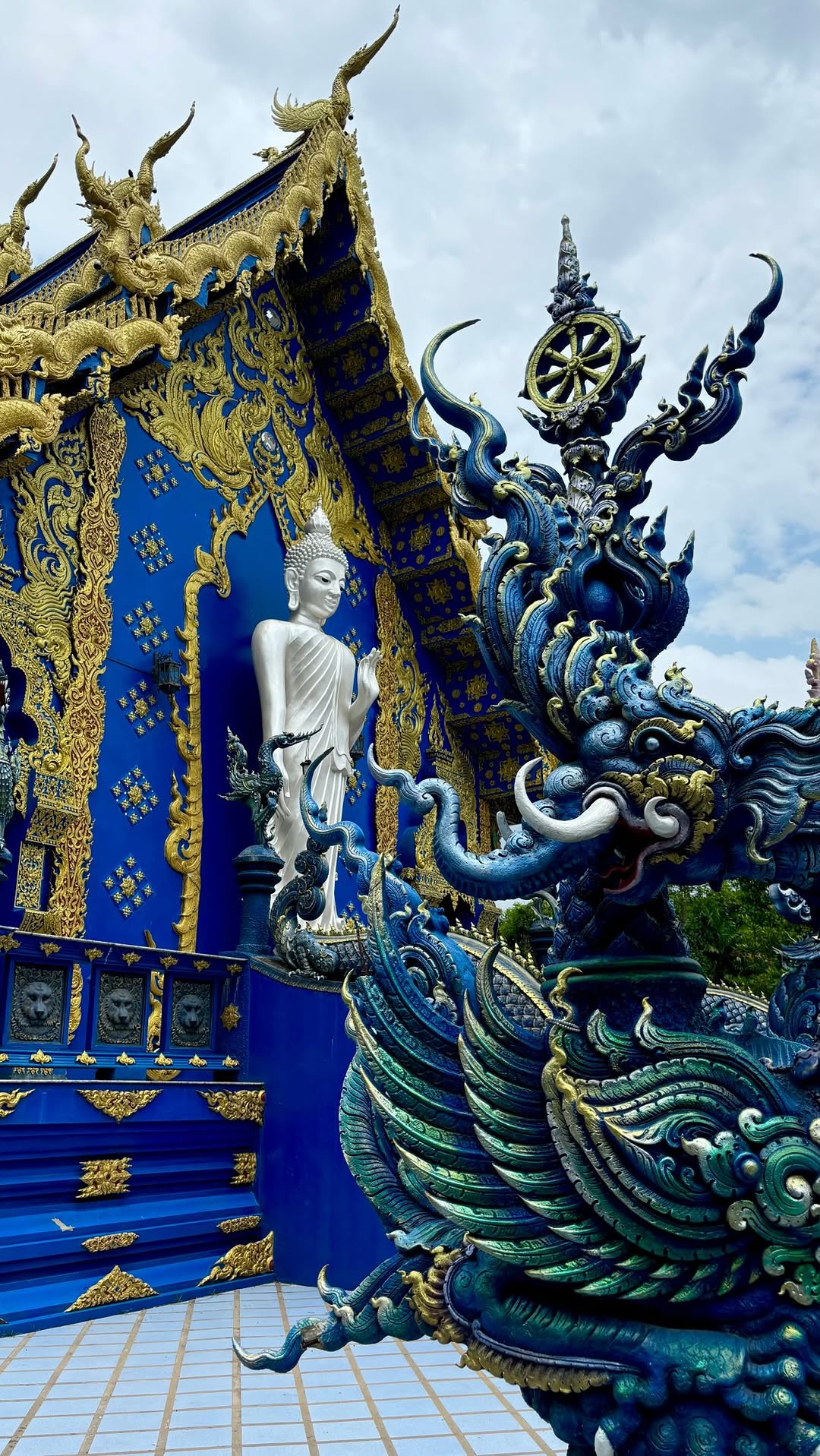 Mika, Wat Rong Khun - White Temple