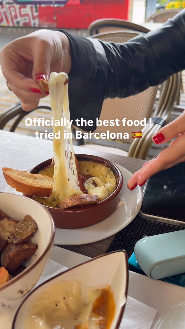 Olha Moroz • UAE real estate & expat life, Arc de Triomf