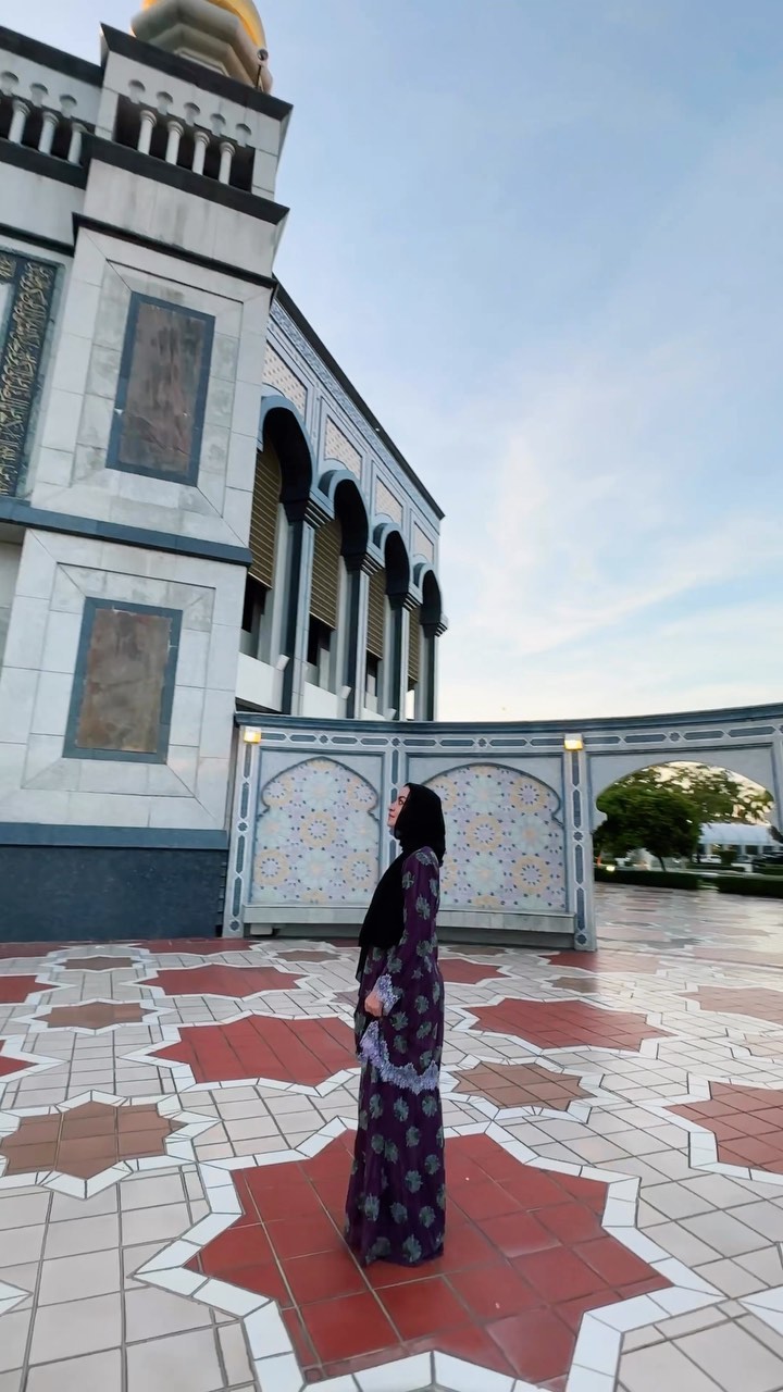 Elona Karafin | Travel Content Creator, Omar Ali Saifuddien Mosque