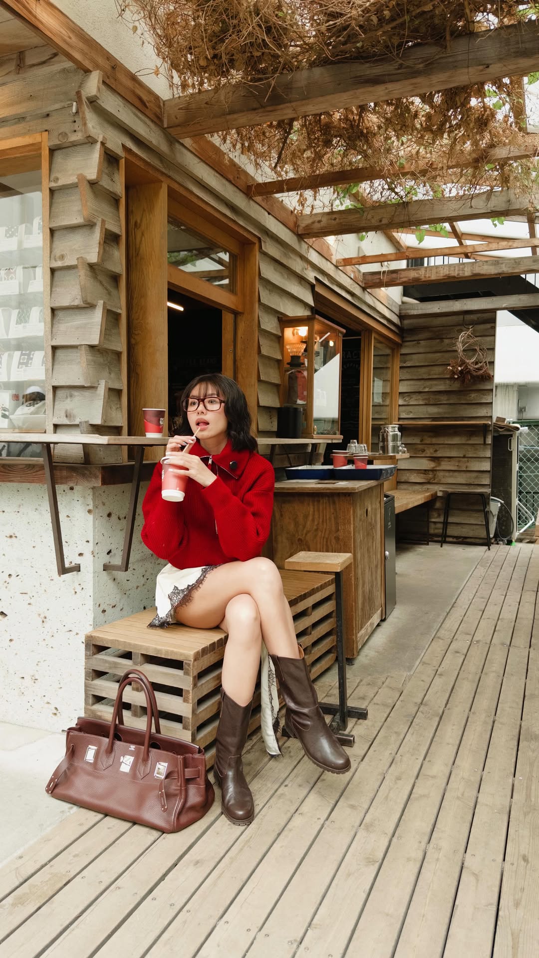 OLIVIA LAZUARDY, Onibus Coffee