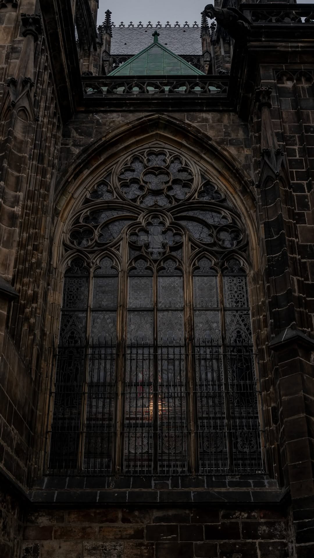 𝐕𝐢𝐜𝐭𝐨𝐫𝐢𝐚 𝐖𝐡𝐢𝐭𝐞, Charles Bridge