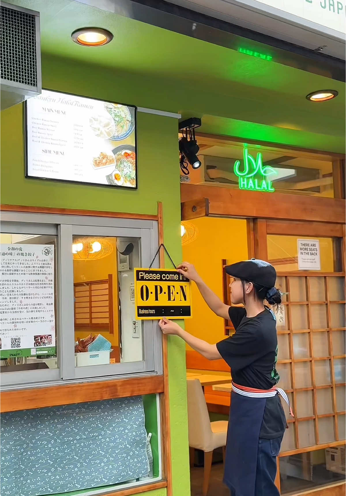 Sankyu Halal Asakusa, Kaminarimon