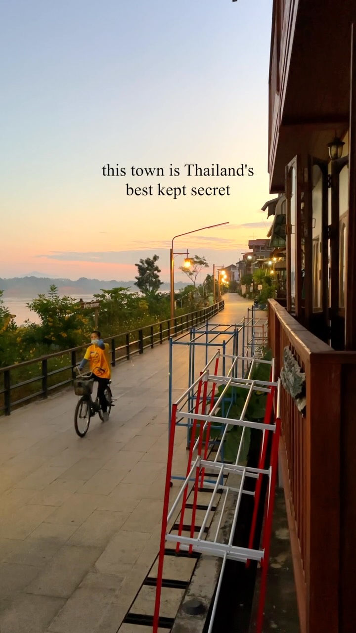 Worldpitou | Luxury Travel • Guides • Itineraries, Chiang Khan Walking Street