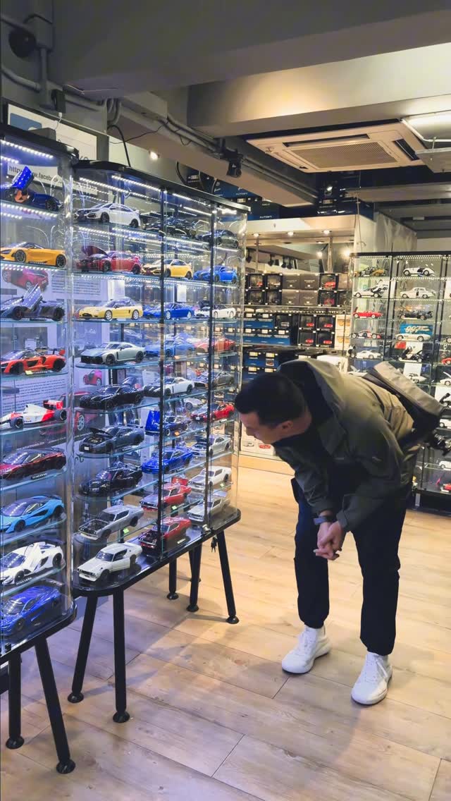 John and Tina - Adventure & Travel, AUTOart Models Hong Kong
