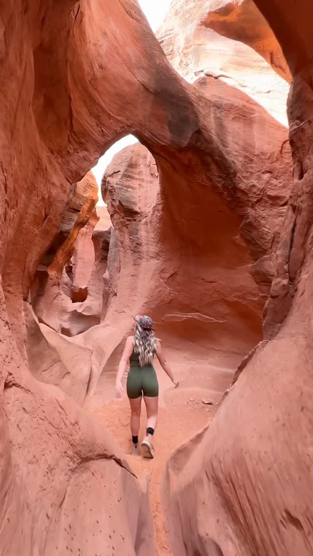 TRISTAN & CARA | TRAVEL COUPLE, Red Canyon Slot (Peekaboo Kanab)