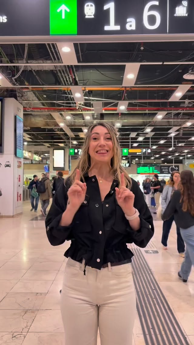Laura | Barcelona & Girona Tours, Champs-Élysées