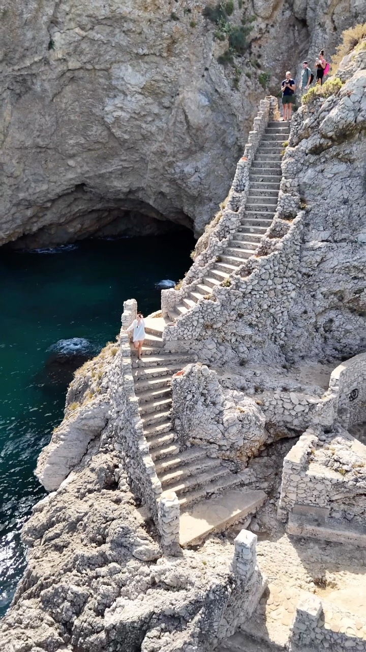 Carmen e Antonio | Travel Creators, Grotta dei Muletti (Cala Muletti)